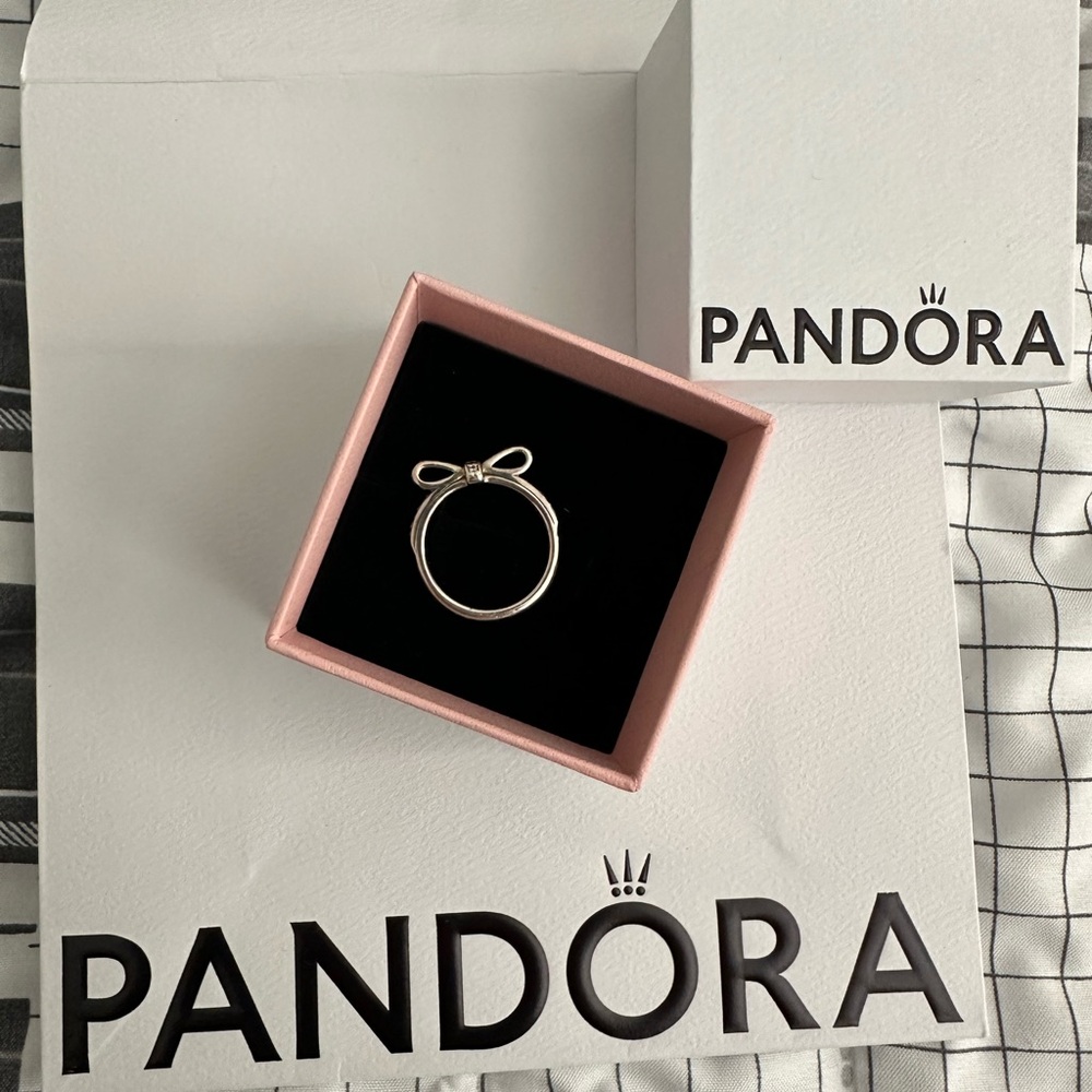 Pandora sterling silver sparkling bow ring